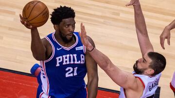 AME6030. TORONTO (CANADÁ), 27/04/2019.- El pívot de Raptors de Toronto Marc Gasol (D) en acción ante la marca de Joel Embiid de Sixers de Filadelfia durante un juego por la Conferencia Este de la NBA entre Sixers de Filadelfia y Raptors de Toronto, este sábado, en el Scotiabank Arena de Toronto (Canadá). EFE/ Warren Toda