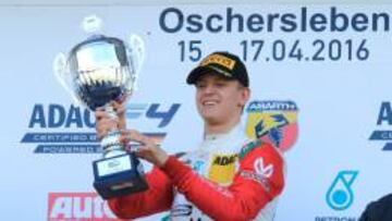 Mick Schumacher en lo m&aacute;s alto del podio de Oschersleben.