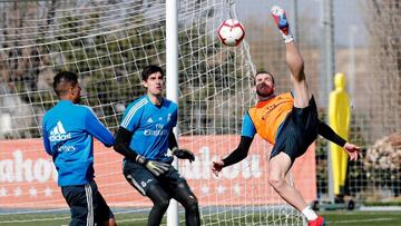 Bale remata a puerta ante Courtois.