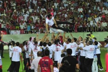 Estadio Sánchez Pizjuán. Unai Emery es manteado por los jugadores.