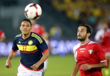 Colombia-Kuwait. Carlos Bacca con Abdullah Al-Buraiki.