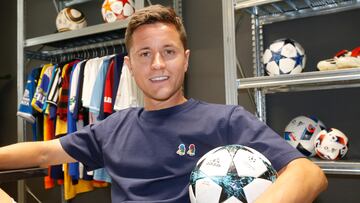 Ander Herrera, con un balón en la agencia AC Talent, con sede en Zaragoza.