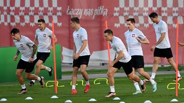 Doha (Qatar), 03/12/2022.- Poland players attend a training session at the premises of Al Kharaitiyat SC in Doha, Qatar, 03 December 2022. Poland will face France in their FIFA World Cup 2022 round of 16 soccer match on 04 December 2022. (Mundial de Fútbol, Francia, Polonia, Catar) EFE/EPA/GEORGI LICOVSKI
