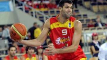 <b>IMPRESCINDIBLE. </b>Reyes intenta salvar un balón ante Omer Onan. en el Europeo de