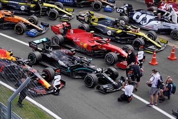 Los monoplazas tras terminar la carrera. Se observa la rueda destrozada de Lewis Hamilton.