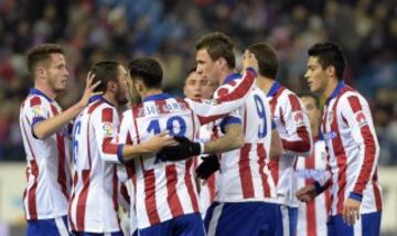 Mario Mandzukic celebrando con sus compañeros el gol que acaba de marcar al L'Hospitalet durante el partido de vuelta de los dieciseisavos de final de la Copa del Rey disputado esta tarde en el estadio Vicente Calderón. 