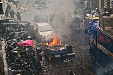 Seguidores Eintracht en las calles de Nápoles ejerciendo la violencia.