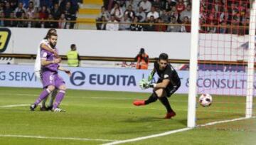 0-1. Zuiverloon anotó en propia puerta el primer tanto del Real Madrid.