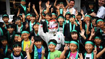 Un fan vestido como Lewis Hamilton en el circuito de Suzuka.