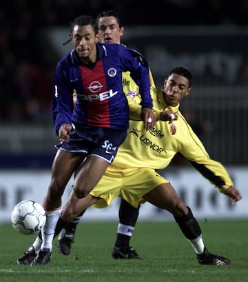 Peter Luccin, durante su etapa en el PSG en un partido de liga francesa contra el Metz disputado en diciembre de 2000 en el Parque de los Príncipes.