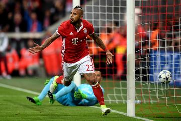 El centrocampista chileno, defendió la camiseta del Bayern de Múnich durante tres temporadas de 2015 al verano de 2018 que puso rumbo al Barcelona.
