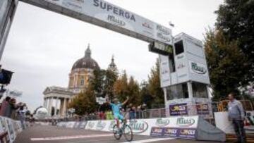 Diego Rosa celebra su primer triunfo este jueves en la Milán Turín.