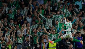1-1. La aficin del Betis en la celebracin del tanto de Johnny Cardoso.