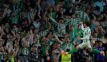 1-1. La afición del Betis en la celebración del tanto de Johnny Cardoso.