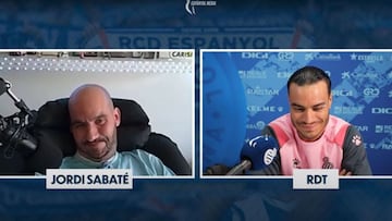 Ra&uacute;l de Tom&aacute;s charla con Jordi Sabat&eacute;, aficionado del Espanyol aquejado de ELA.