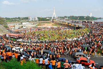 La selección de Costa de Marfil se proclamó flamante campeona de la Copa de África de Naciones de fútbol tras imponerse a Nigeria en la final. Los jugadores marfileños desfilaron por la ciudad de Abiyán en un autobús descapotable, donde se dieron un auténtico baño de multitudes al ser recibidos y aclamados por miles de aficionados. 