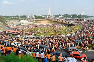 La selección de Costa de Marfil se proclamó flamante campeona de la Copa de África de Naciones de fútbol tras imponerse a Nigeria en la final. Los jugadores marfileños desfilaron por la ciudad de Abiyán en un autobús descapotable, donde se dieron un auténtico baño de multitudes al ser recibidos y aclamados por miles de aficionados. 