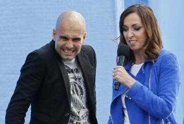 Pep Guardiola habló ante una multitud que le esperaba en el City Football Academy en Manchester.
