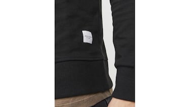 Chollo del día: esta sudadera negra de Jack & Jones cuesta menos de 19 euros 