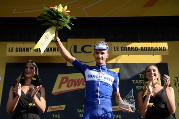 Julian Alaphilippe celebrando en el podio tras su victoria en la etapa de hoy.