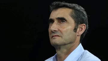 Ernesto Valverde, pensativo durante el encuentro de Supercopa ante el Real Madrid.