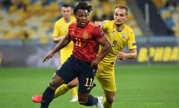 Adama Traoré, en una de sus jugadas en Kiev.