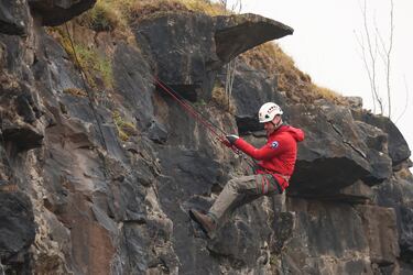 El príncipe Guillermo baja en rápel durante una visita al Equipo de Rescate de Montaña de Central Beacons en Merthyr Tydfil.
