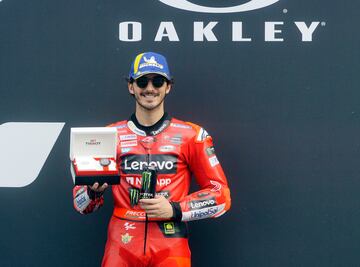 Alegría de Francesco Bagnaia en el podio del Gran Premio de Italia en el Autódromo Internacional del Mugello.