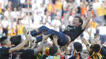 Marcelino, manteado por sus futbolistas.