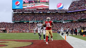 SANTA CLARA, CALIFORNIA - JANUARY 14: Deebo Samuel #19 of the San Francisco 49ers scores a 74 yard touchdown against the Seattle Seahawks during the fourth quarter in the NFC Wild Card playoff game at Levi's Stadium on January 14, 2023 in Santa Clara, California. Ezra Shaw/Getty Images/AFP (Photo by EZRA SHAW / GETTY IMAGES NORTH AMERICA / Getty Images via AFP)