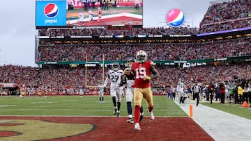 SANTA CLARA, CALIFORNIA - JANUARY 14: Deebo Samuel #19 of the San Francisco 49ers scores a 74 yard touchdown against the Seattle Seahawks during the fourth quarter in the NFC Wild Card playoff game at Levi's Stadium on January 14, 2023 in Santa Clara, California.   Ezra Shaw/Getty Images/AFP (Photo by EZRA SHAW / GETTY IMAGES NORTH AMERICA / Getty Images via AFP)