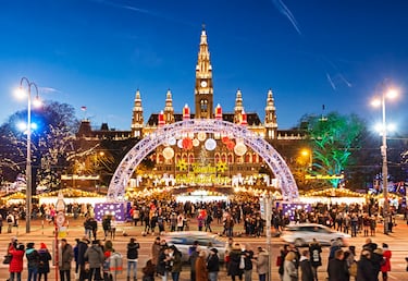 Viena es, sin duda, la capital europea por excelencia para sumergirse en la magia de la Navidad. Sus mercados navideños (Christkindlmärkte) son una tradición imperial que se celebra en los escenarios más majestuosos, rodeados de palacios y edificios barrocos. La ciudad se transforma en un cuento de hadas con luces, aromas a vino caliente especiado (Punsch o Glühwein) y música clásica.