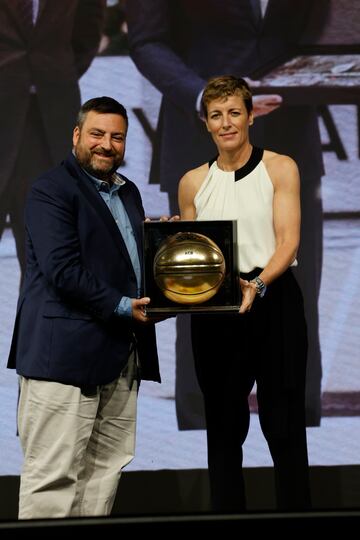 Malo Molina, comunicación de la ACB, recibe el balón dorado de manos de Elisa Aguilar, presidenta de la Federación Española de Baloncesto. La ACB, considerada como la segunda mejor liga del mundo tras la NBA, comienza en 1983-1984.