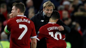 Coutinho abraza a Klopp tras su hat-trick contra el Spartak en Champions.