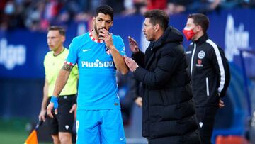 Simeone charla con Luis Su&aacute;rez.