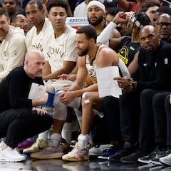 Is Steph Curry injured? Warriors star exits during Pistons loss