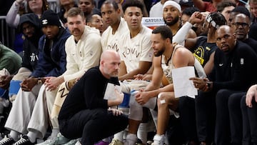 The Golden State Warriors star left the court early with a knee issue.