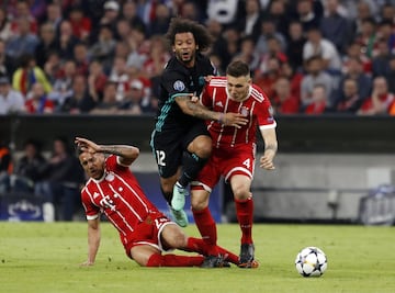 Marcelo entre Coren Tolisso y Niklas Sule.