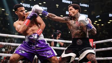 Gervonta Davis golpea a Rolando Romero.
