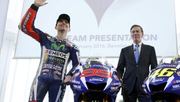 Jorge Lorenzo y Lin Jarvis durante una presentaci&oacute;n del equipo Yamaha.