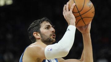 MSP20. MINNEAPOLIS (MN, EE.UU.), 30/03/2017.- El jugador de Timberwolves Ricky Rubio lanza hacia la cesta hoy, jueves 30 de marzo de 2017, durante un partido entre Lakers y Timberwolves por la NBA, en el Target Center de Minneapolis, Minnesota (EE.UU.). EFE/Craig Lassig