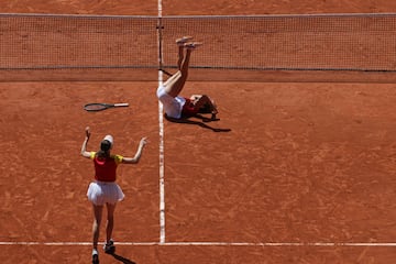 Cristina Bucsa y Sara Sorribes en el momento en el que ganan el partido por el bronce ante la pareja checa formada por Karolina Muchova y Linda Noskova.