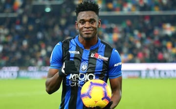 Atalanta pagó 14 millones de euros en julio de 2018 por el préstamo de Duván Zapata, para adquirirlo en totalidad debía pagar 12 millones más. Por lo que el delantero le costó en total al club, 26 millones de euros, uno más que la totalidad que pagó Juventus por Cuadrado.