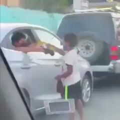 ¡Te robará el corazón! Niños intercambian juguetes y comida en semáforo