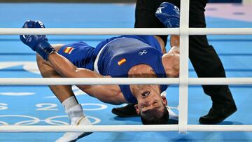 Ghadfa se impulsa para levantarse.