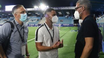 El nuevo fichaje de la Ponferradina, Paul Anton, departe con su nuevo entrenador, Bolo.