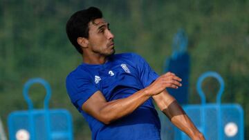 Oswaldo Alanís remata de cabeza un balón en un entrenamiento.