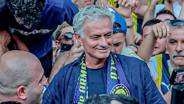 José Mourinho, aclamado entre los fans a su llegada a Fenerbahçe