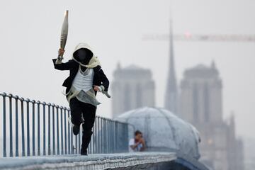 El traje del personaje misterioso, portador de la antorcha, estaba inspirado en el vestuario de la novela de V¨ªctor Hugo, Los Miserables y no como mucha gente lo asoci¨® a Arno Dorian, personaje de Assassin`s Creed Unity.