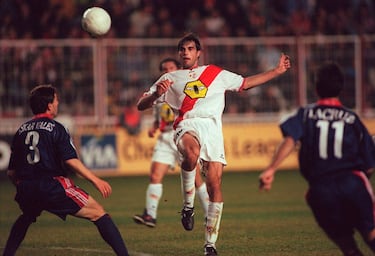 Defendió la camiseta del Real Madrid la temporada 1996-97. 
Jugó en el Rayo Vallecano la temporada 1999-00.